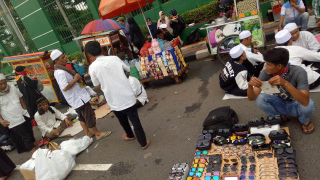 Pasar kaget di Jalan Gatot Subroto. (Foto: Aria Pradana/kumparan)