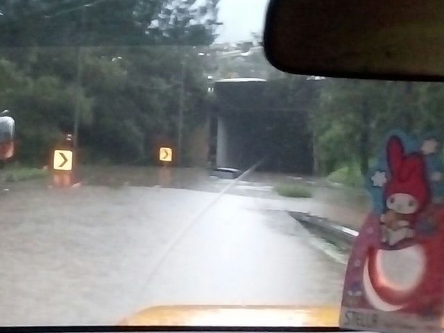 Mobil tenggelam di pintu keluar tol Cikunir (Foto: Dok. Tian Bahtiar)