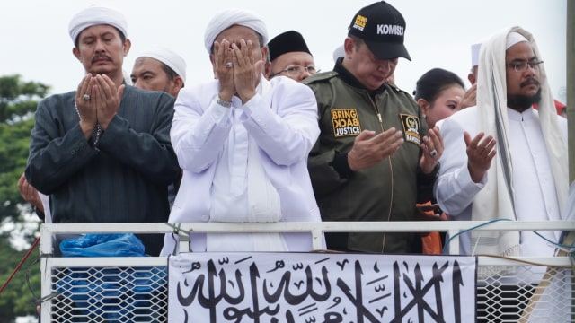 Habib Rizieq usai berdoa di aksi 212. Foto: Fanny Kusumawardhani/kumparan