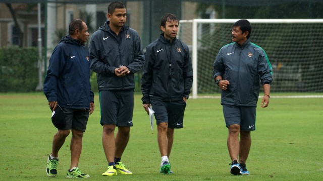 Luis Milla dan Indra Sjafri bersama staff pelatih. (Foto: Aditia Noviansyah/kumparan)