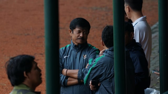 Indra Sjafri memantau latihan Timnas U-22. (Foto: Aditia Noviansyah/kumparan)