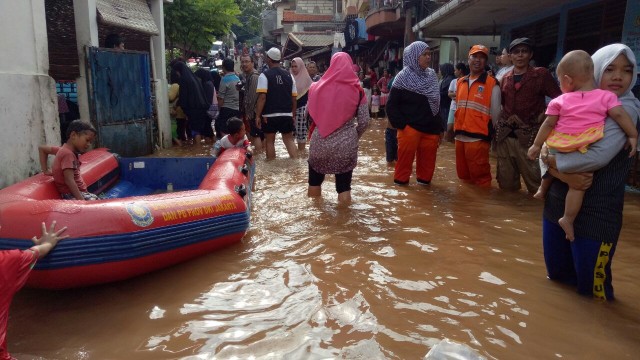Banjir di daerah Rawajati, Jakarta Selatan. (Foto: Amanaturrosyidah/kumparan)