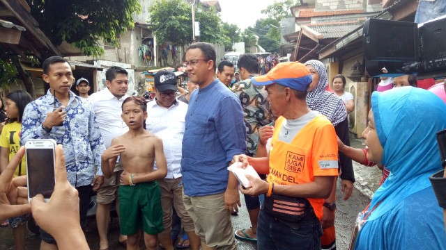 Anies Baswedan di kawasan banjir. Foto: Amanaturrosyidah/kumparan