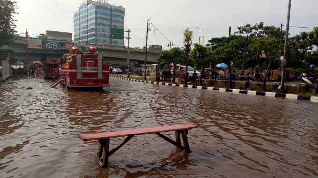 Banjir di Mall of Indonesia, Kelapa Gading Foto: Aria/kumparan