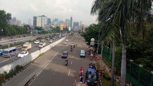 Jalanan di depan DPR sudah dapat dilalui. (Foto: Mustaqim Amna/kumparan)