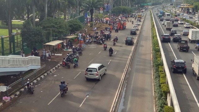 Lalu lintas di depan gedung DPR sudah lancar. (Foto: Mustaqim Amna/kumparan)