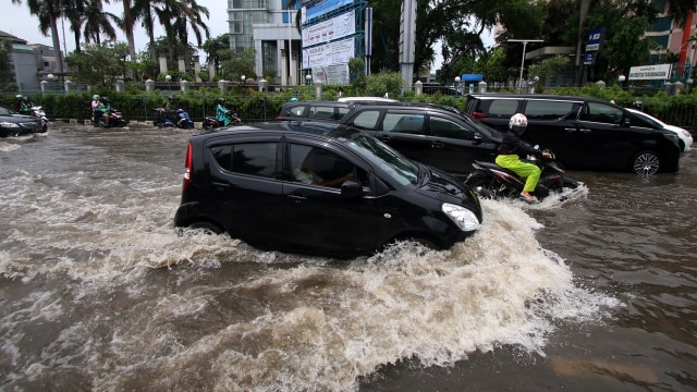 Sejumlah kendaraan melewati banjir di Grogol. (Foto: Antara/Rivan Awal Lingga)