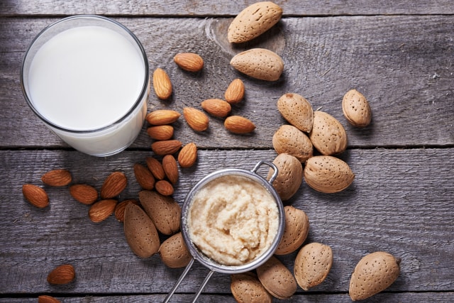 Susu almond dapat membuang lemak jahat dalam tubuh (Foto: Thinkstock)
