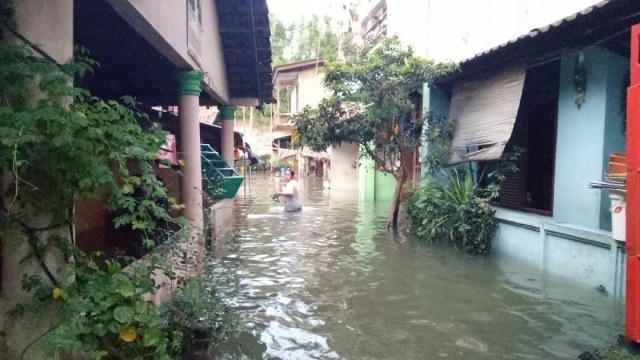 Banjir di kawasan Mampang yang belum surut. (Foto: Mustaqim Amna/kumparan)