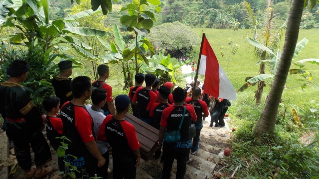 Prosesi adat penyerahan gelar di makam Tan Malaka. (Foto: Hari Triwasono)