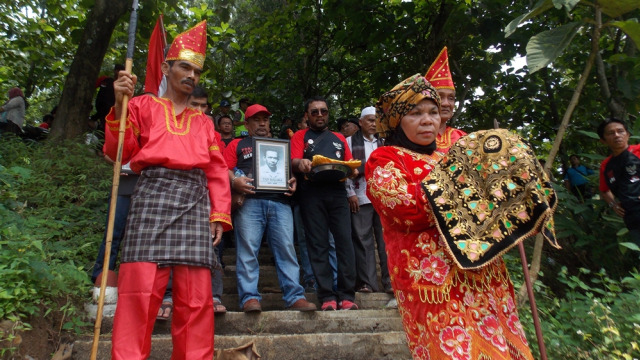 Prosesi adat penyerahan gelar di makam Tan Malaka. (Foto: Hari Triwasono)