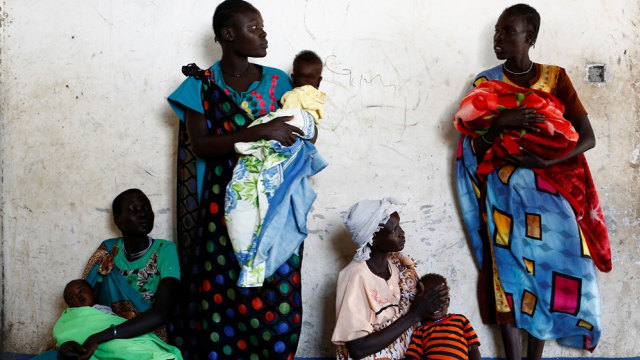 Perempuan Sudan menggendong anaknya. Foto: Reuters/Siegfried Modola