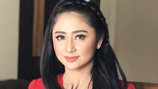 Penyanyi Dangdut Dewi Persik (Foto: Instagram @dewiperssikreal)