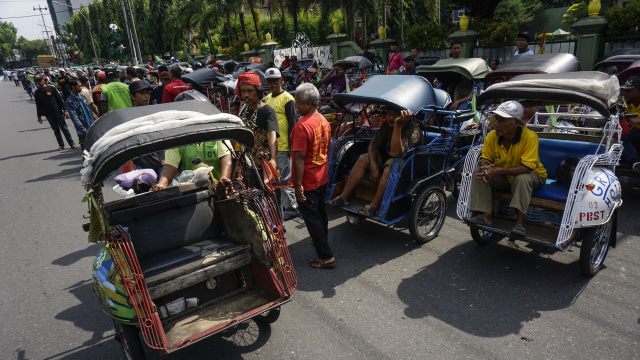 Bentor di depan Balai Kota Yogya (Foto: Hendra Nurdiyansyah/ANTARA)