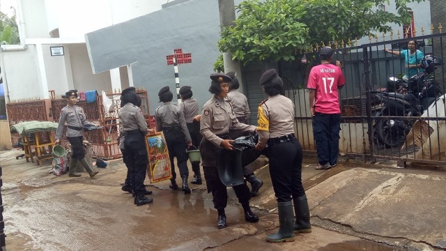 Bakti Sosial Polisi di Cipinang Melayu (Foto: Aria Pradana/kumparan )