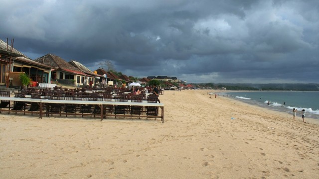 Pantai Jimbaran di Bali. (Foto: Pixabay)