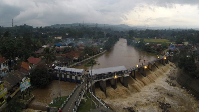 Bendung Katulampa dilihat dari udara. (Foto: Aditia Noviansyah/kumparan)