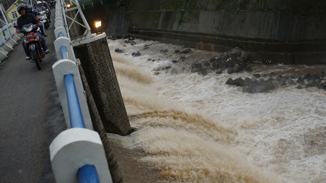 Ketinggian air Ciliwung di Bendungan Katulampa. (Foto: Aditia Noviansyah/kumparan)