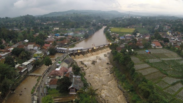 Bendung Katulampa dilihat dari ketinggian. (Foto: Aditia Noviansyah/kumparan)