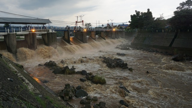 Ketinggian air Ciliwung di Bendung Katulampa. (Foto: Aditia Noviansyah/kumparan)