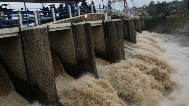 Tinggi muka air di Bendung Katulampa (22/2) 50 cm. (Foto: Aditia Noviansyah/kumparan)