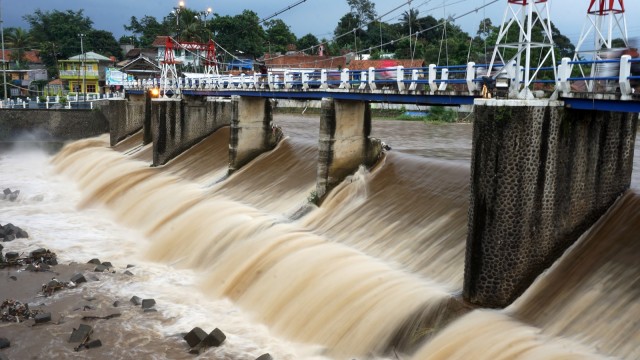 Ketinggian air Ciliwung di Bendung Katulampa. Foto: Aditia Noviansyah/kumparan