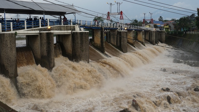 Tinggi muka air di Katulampa 50 cm, Rabu (22/2). (Foto: Aditia Noviansyah/kumparan)
