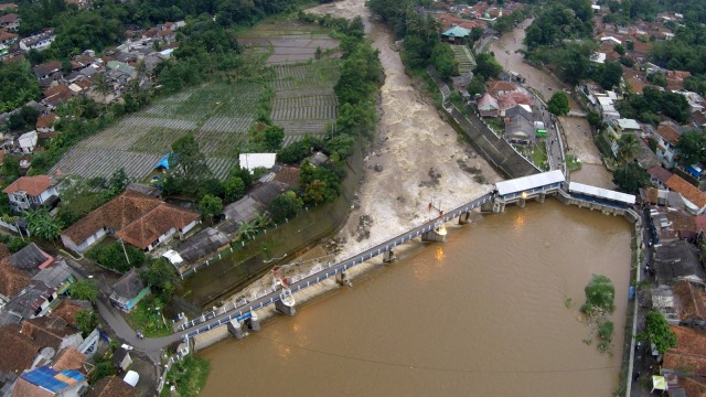Ketinggian air Ciliwung di Bendung Katulampa. (Foto: Aditia Noviansyah/kumparan)