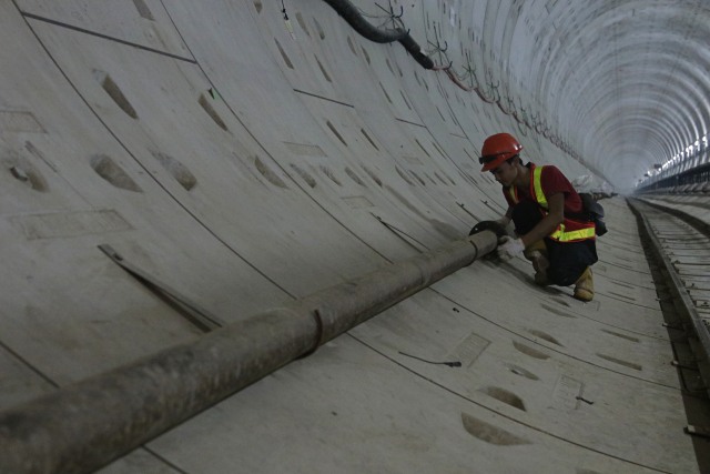 Seorang petugas di kawasan proyek MRT (Foto: Fanny Kusumawardhani/kumparan)