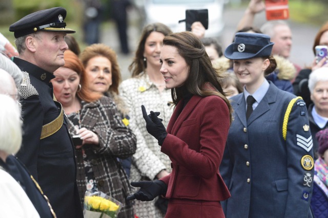 Kate Middleton dalam kunjungannya. (Foto: Rebecca Naden/Reuters)