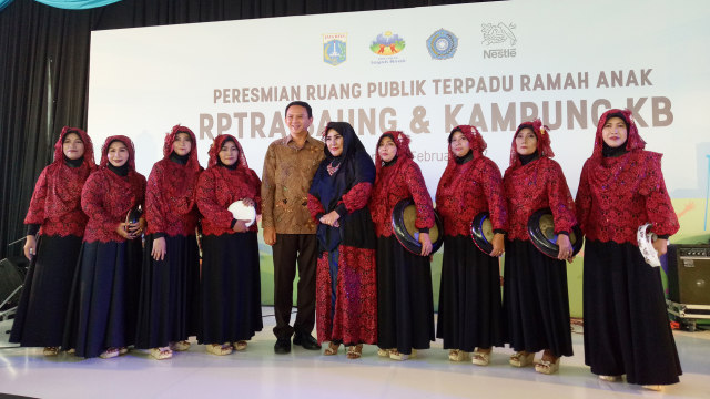 Ahok dan para pengisi acara berfoto bersama. (Foto: Nadia Riso/kumparan)