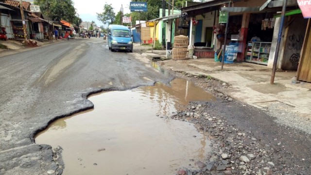 Jalan Rusak di Jalan Pahlawan, Citeureup  (Foto: Mustaqim Amna/kumparan )