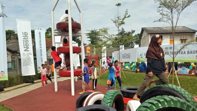 Anak-anak bermain di RPTRA Baung. (Foto: Nadia Riso/kumparan)