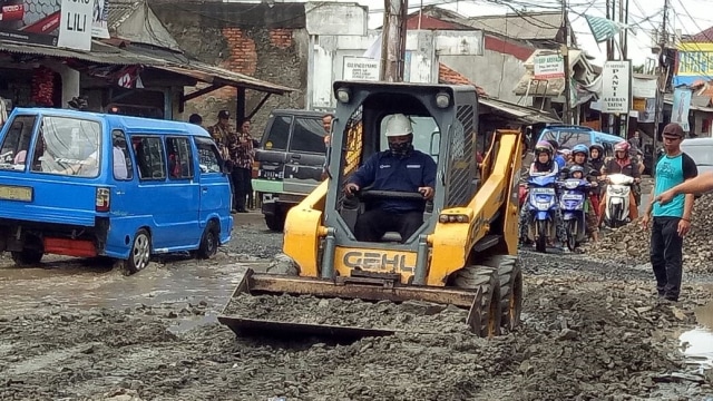 Perbaikan Jalan Rusak di Citeureup  (Foto: Mustaqim Amna/kumparan )