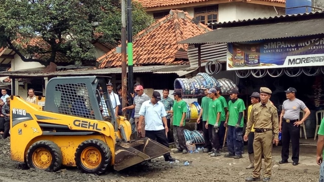 Perbaikan Jalan Rusak di Citeureup  (Foto: Mustaqim Amna/kumparan )