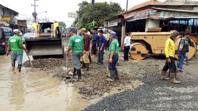 Perbaikan Jalan Rusak di Citeureup  (Foto: Mustaqim Amna/kumparan )