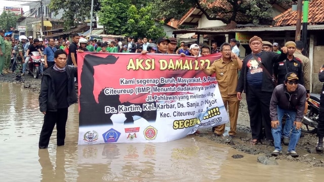 Aksi Damai Menuntut Perbaikan Jalan di Citeureup  (Foto: Mustaqim Amna/kumparan )