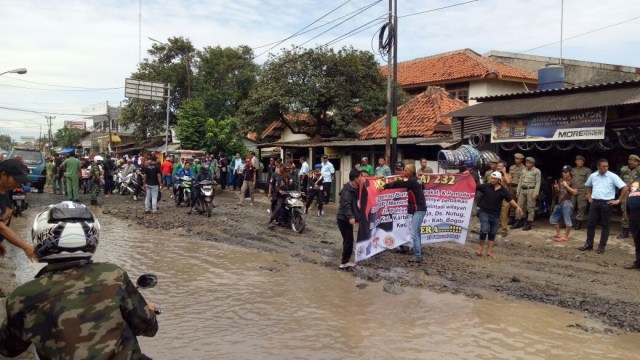 Aksi Damai Menuntut Perbaikan Jalan di Citeureup  (Foto: Mustaqim Amna/kumparan )