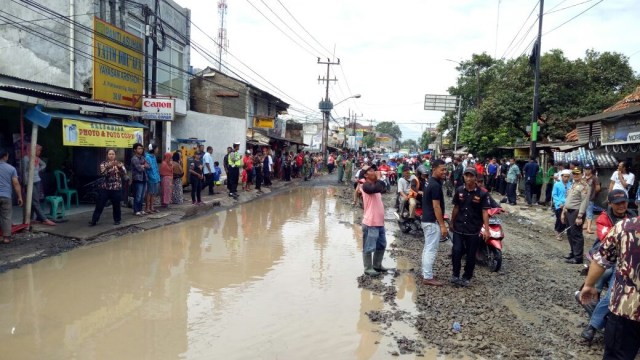 Aksi Damai Menuntut Perbaikan Jalan di Citeureup  (Foto: Mustaqim Amna/kumparan )