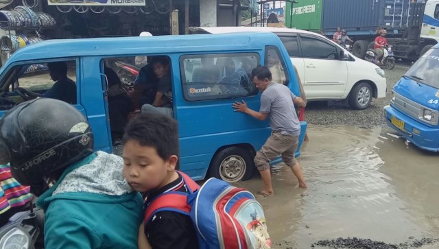 Jalan rusak di Citeureup (Foto: Mustaqim Amna/kumparan)