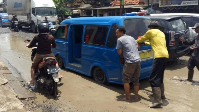 Angkot jadi korban jalan rusak di Citeureup (Foto: Mustaqim Amna/kumparan )