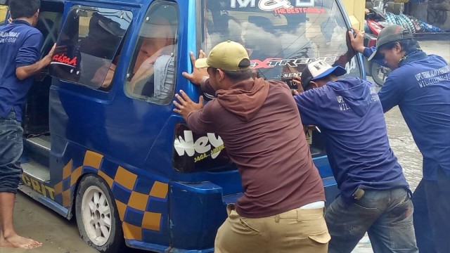 Angkot jadi korban jalan rusak di Citeureup (Foto: Mustaqim Amna/kumparan )