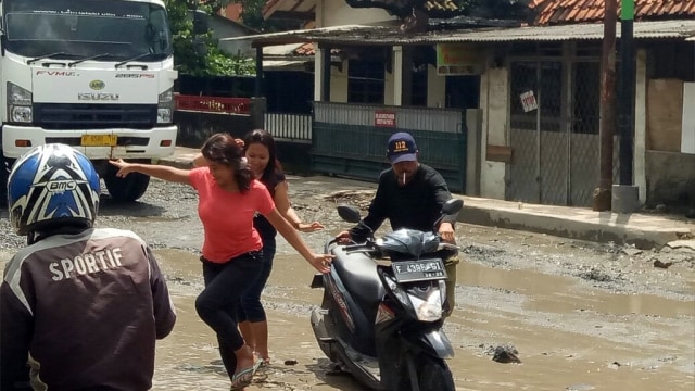 Jalan rusak di Citeureup. (Foto: Mustaqim Amna/kumparan)