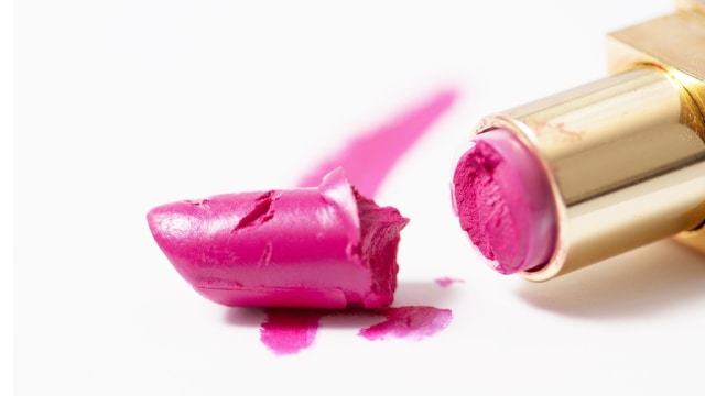 Tempel patahan lipstik dengan pemantik api. (Foto: Thinkstock)