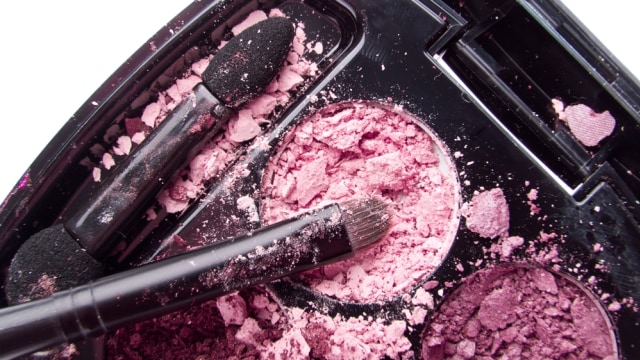 Eye shadow hancur? siasati dengan tetesan air. (Foto: Thinkstock)