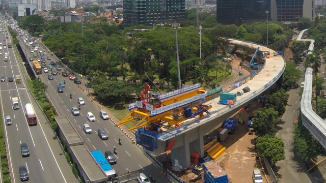 Suasana proyek simpang susun Semanggi, Jakarta. (Foto: Aditia Noviansyah/kumparan)