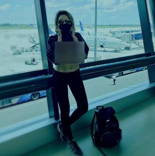 Nikita Mirzani pose kontroversial di bandara (Foto: Instagram @nikitamirzanimawardi_17)