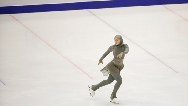 Zahra Lari berseluncur mengenakan hijabnya. (Foto: Reuters/Kim Kyung-Hoon)