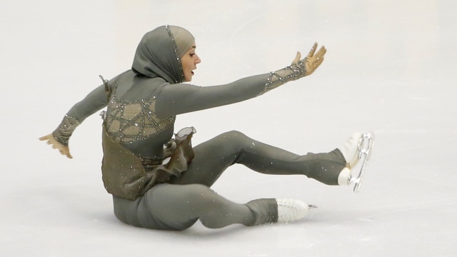 Zahra Lari terjatuh. (Foto: Reuters/Kim Kyung-Hoon)