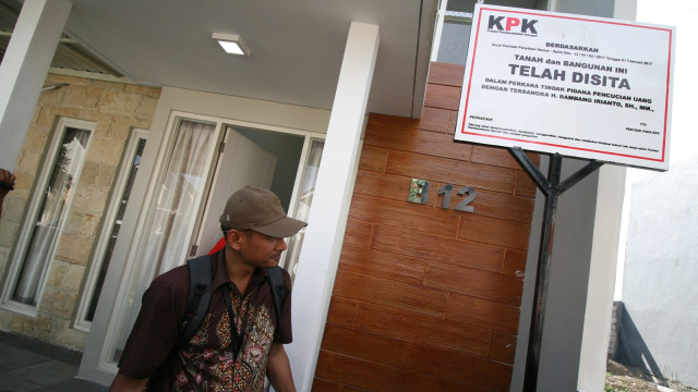 Penyitaan aset Wali Kota Madiun oleh KPK. Foto: ANTARA/Prasetia Fauzani